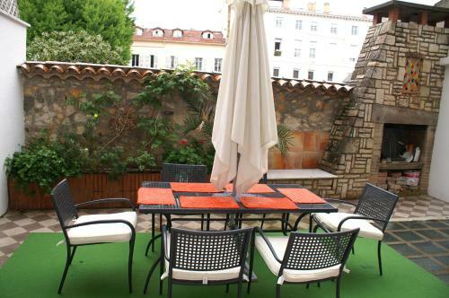Apartamentos First Floor 15 Rue Notre Dame With Vast Terrace