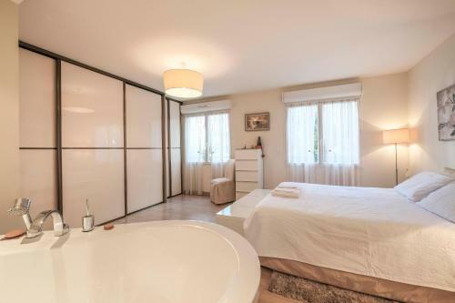 Pleasant 2 Bedroom Apartment With Pool