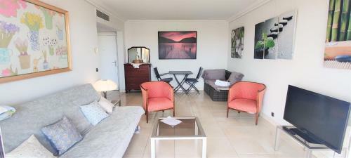 Fully Equipped Apartment With Large Terrace Lounge Area