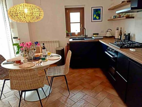 Stylish Umbrian Apartment Garden Pool & Views