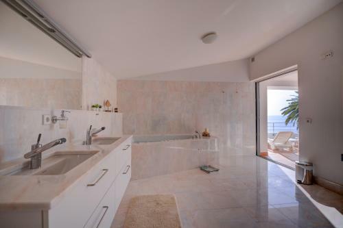The Fantastic Beach House Of Luz