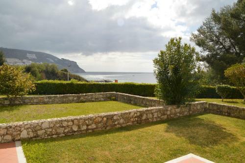 Amazing Beach & Pool Apartment With Garden
