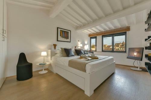 An Amazing Apartment In Oltrarno