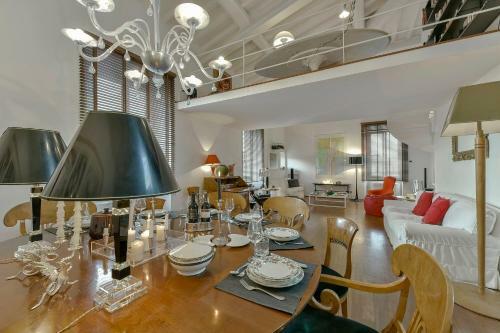 An Amazing Apartment In Oltrarno