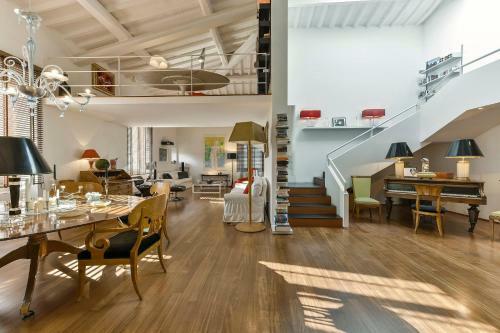 An Amazing Apartment In Oltrarno