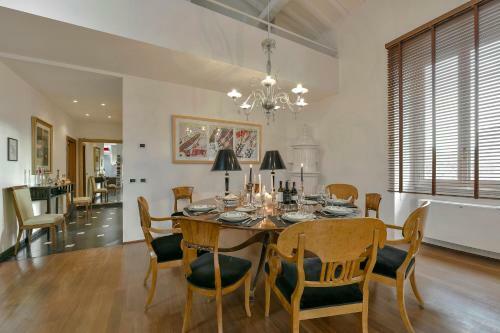 An Amazing Apartment In Oltrarno