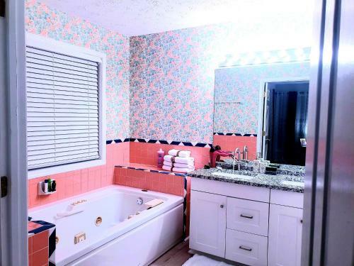 Spacious 5b/3b Home With Jetted Tub