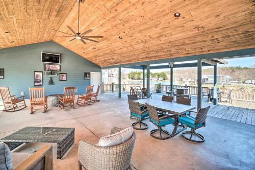 Splendid Tiny Home Fire Pit About 2 Mi To Lake!