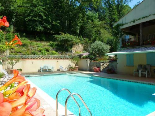 Courtyard Gite With Very Large Shared Pool