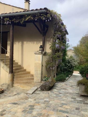 Courtyard Gite With Very Large Shared Pool