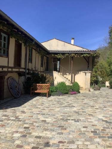 Courtyard Gite With Very Large Shared Pool