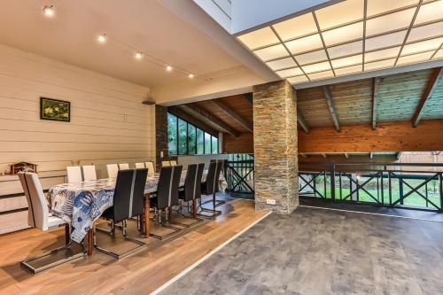 Splendide Maison De 330m Avec Piscine Interieure