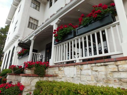 Hotel Pine Inn - Carmel