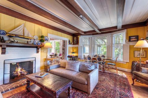 Bed & Breakfast Sea View Inn - Carmel