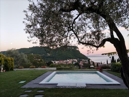 Love Nest With Pool And Lake View
