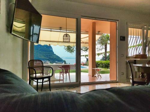 Love Nest With Pool And Lake View