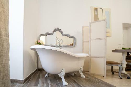 Hostal Corte Pietrantica - Charming Rooms & Suites