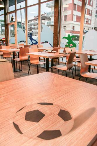 Mundaka Hostel & Sports Cafe