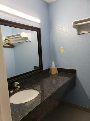 Regency Inn Motel By The Beach