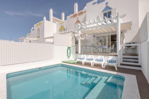 Seascape Villa W/ Pool And Rooftop Seaview Jacuzzi In Manta Rota