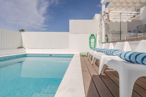 Seascape Villa W/ Pool And Rooftop Seaview Jacuzzi In Manta Rota