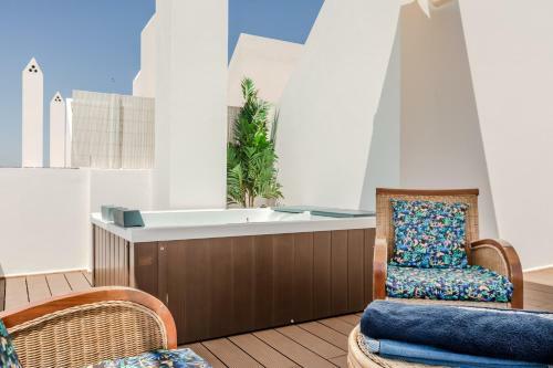 Seascape Villa W/ Pool And Rooftop Seaview Jacuzzi In Manta Rota