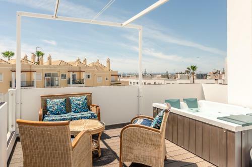 Seascape Villa W/ Pool And Rooftop Seaview Jacuzzi In Manta Rota
