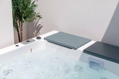 Seascape Villa W/ Pool And Rooftop Seaview Jacuzzi In Manta Rota