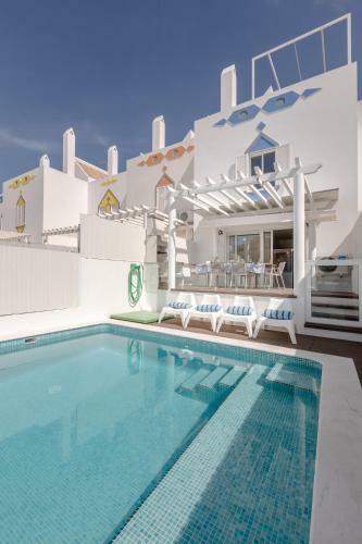 Seascape Villa W/ Pool And Rooftop Seaview Jacuzzi In Manta Rota