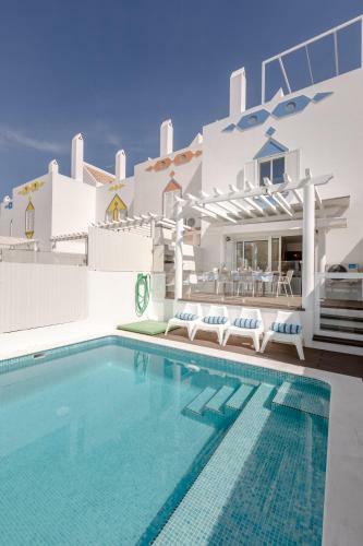 Seascape Villa W/ Pool And Rooftop Seaview Jacuzzi In Manta Rota