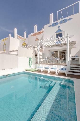 Seascape Villa W/ Pool And Rooftop Seaview Jacuzzi In Manta Rota