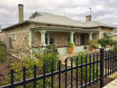 Bed & Breakfast Macdonnell House Naracoorte