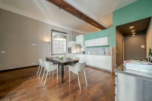 City Center Roomy Apartment