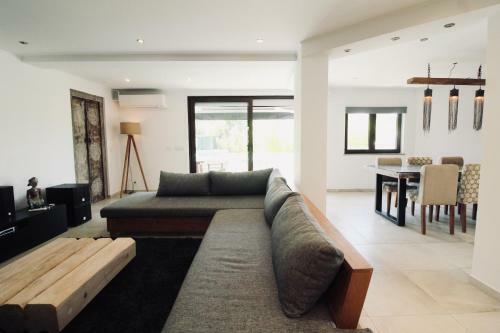 Cozy Luxury Pool Villa Bali With A Big Privat Garden