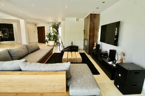 Cozy Luxury Pool Villa Bali With A Big Privat Garden