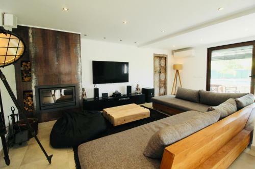 Cozy Luxury Pool Villa Bali With A Big Privat Garden