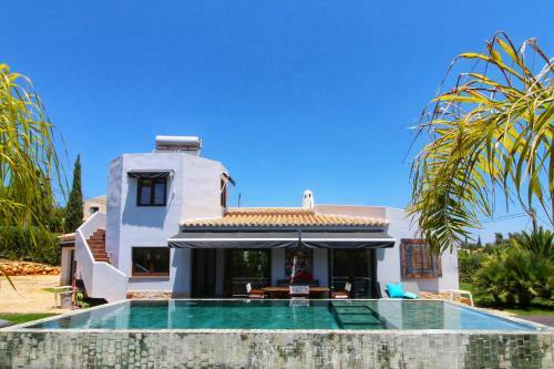Cozy Luxury Pool Villa Bali With A Big Privat Garden