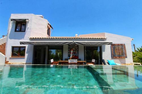 Cozy Luxury Pool Villa Bali With A Big Privat Garden