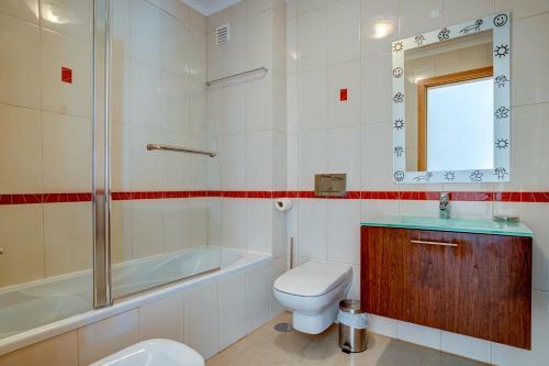 Two Bedroom Apartment With Rooftop Pool In Alvor