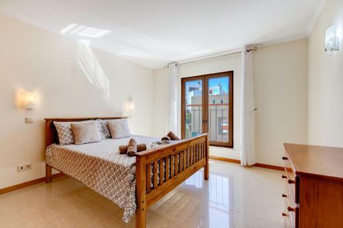 Two Bedroom Apartment With Rooftop Pool In Alvor