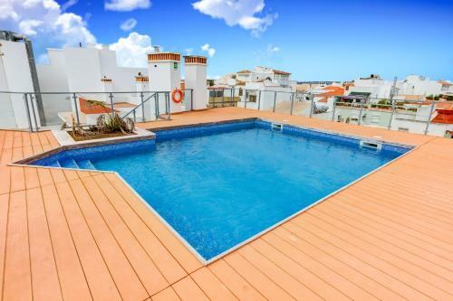 Two Bedroom Apartment With Rooftop Pool In Alvor