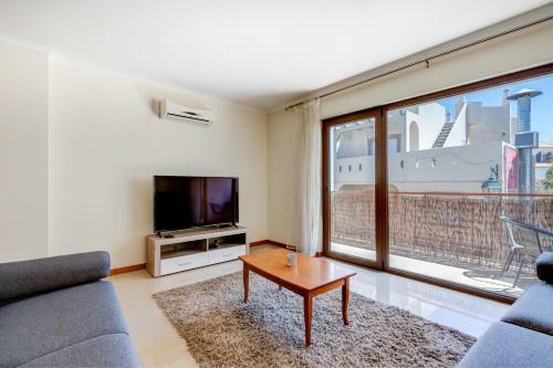 Two Bedroom Apartment With Rooftop Pool In Alvor