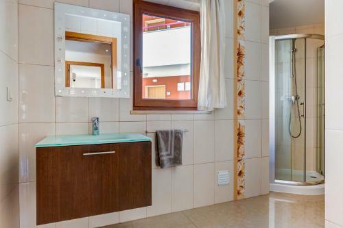 Two Bedroom Apartment With Rooftop Pool In Alvor