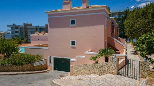 Glamorous 1bdr Apartment W/ Balcony And Pool By Lovelystay
