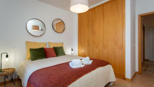 Glamorous 1bdr Apartment W/ Balcony And Pool By Lovelystay