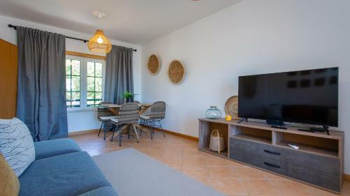 Glamorous 1bdr Apartment W/ Balcony And Pool By Lovelystay