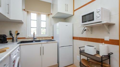 Glamorous 1bdr Apartment W/ Balcony And Pool By Lovelystay