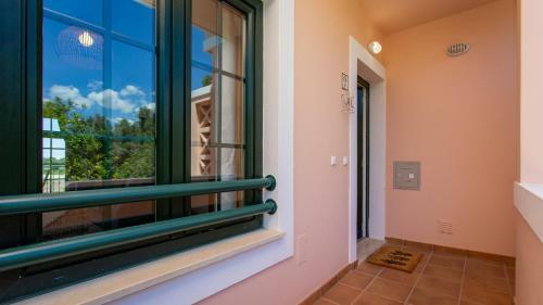 Glamorous 1bdr Apartment W/ Balcony And Pool By Lovelystay
