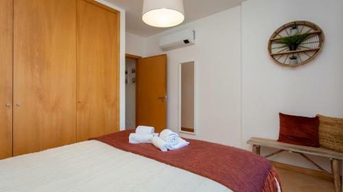 Glamorous 1bdr Apartment W/ Balcony And Pool By Lovelystay