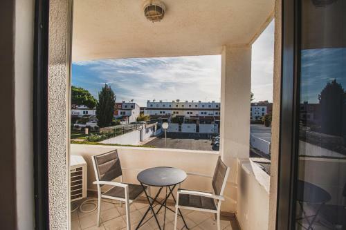 Apartamento Two Bed By The Marina With Pool